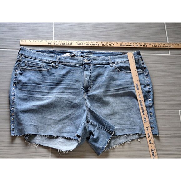 Torrid Womens Size 26 5" Mid-Rise Denim Shorts Studded Sides  Frayed Hem NEW - Picture 6 of 8